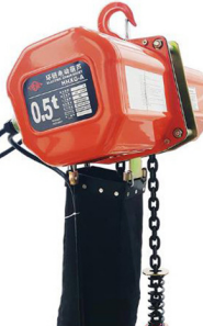 鏈條電動葫蘆參與地下室發電機安裝工作